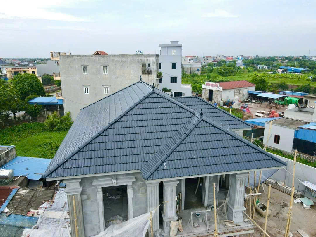 Mái ngói màu trên công trình đang hoàn thiện